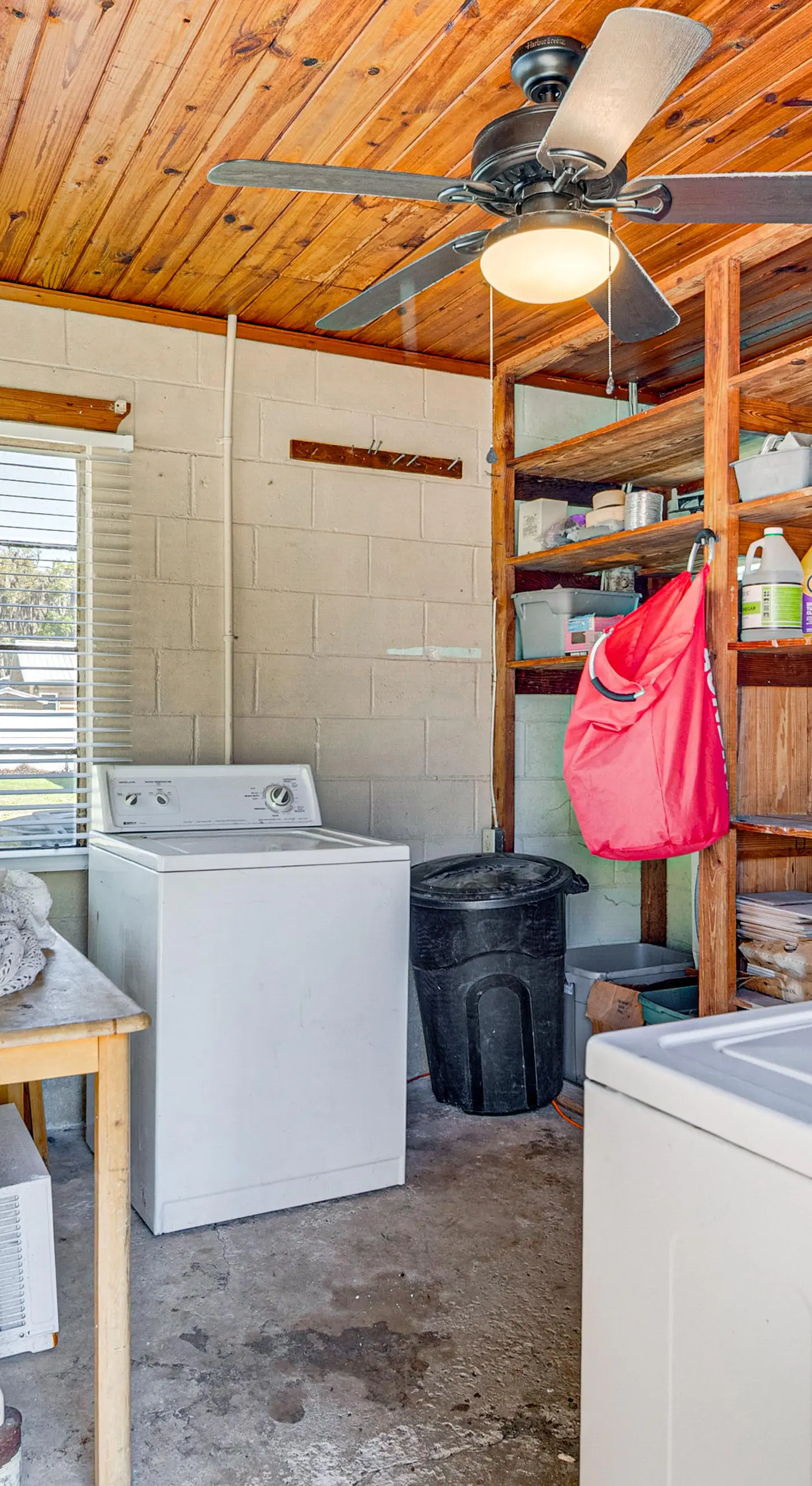 Lake View, Pool Access! Pet-Friendly Hernando Stay