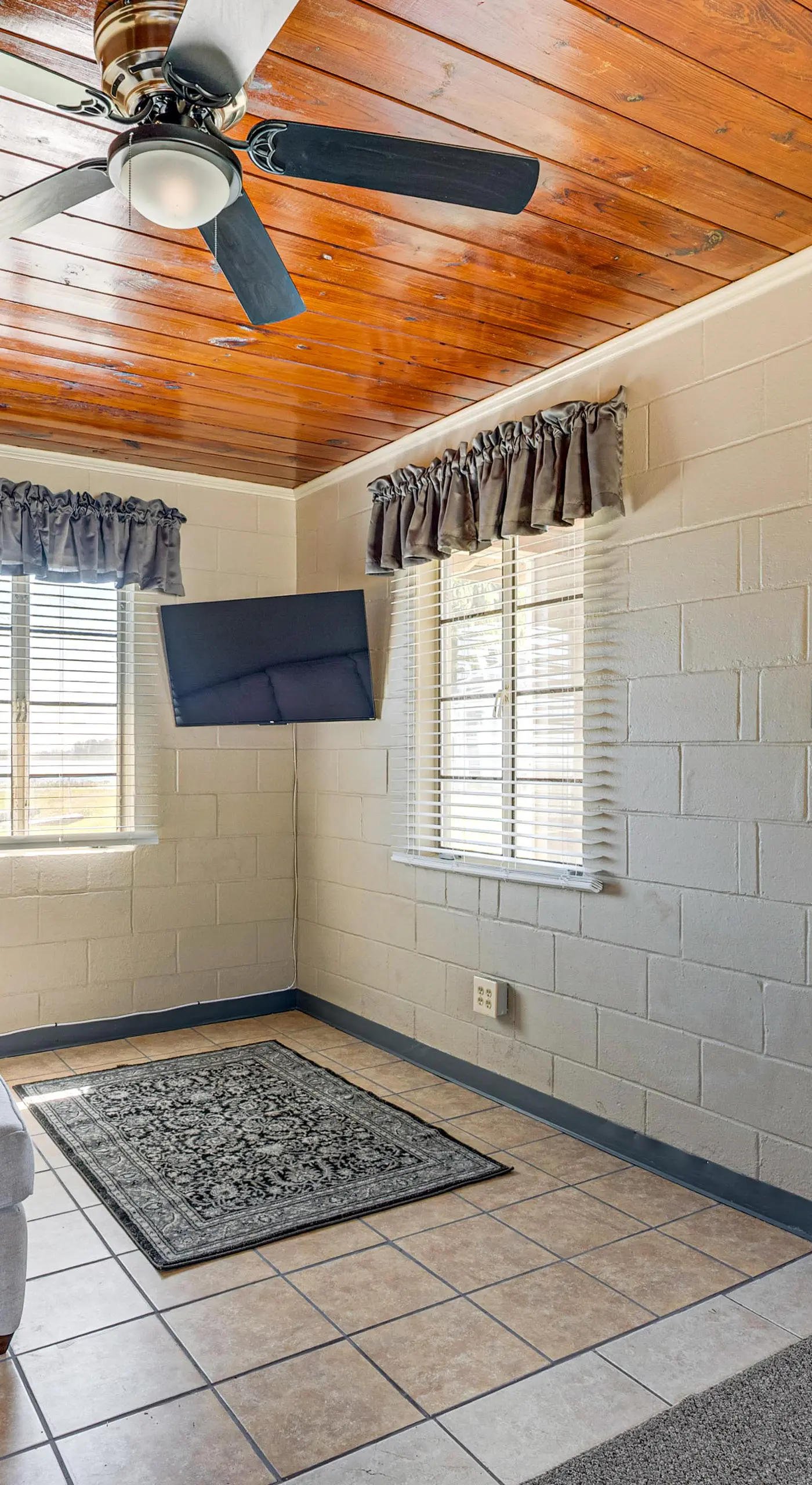 Lake View, Pool Access! Pet-Friendly Hernando Stay