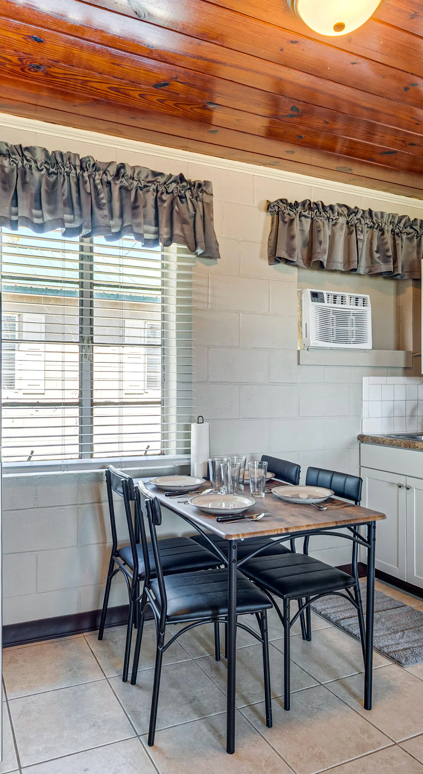 Lake View, Pool Access! Pet-Friendly Hernando Stay