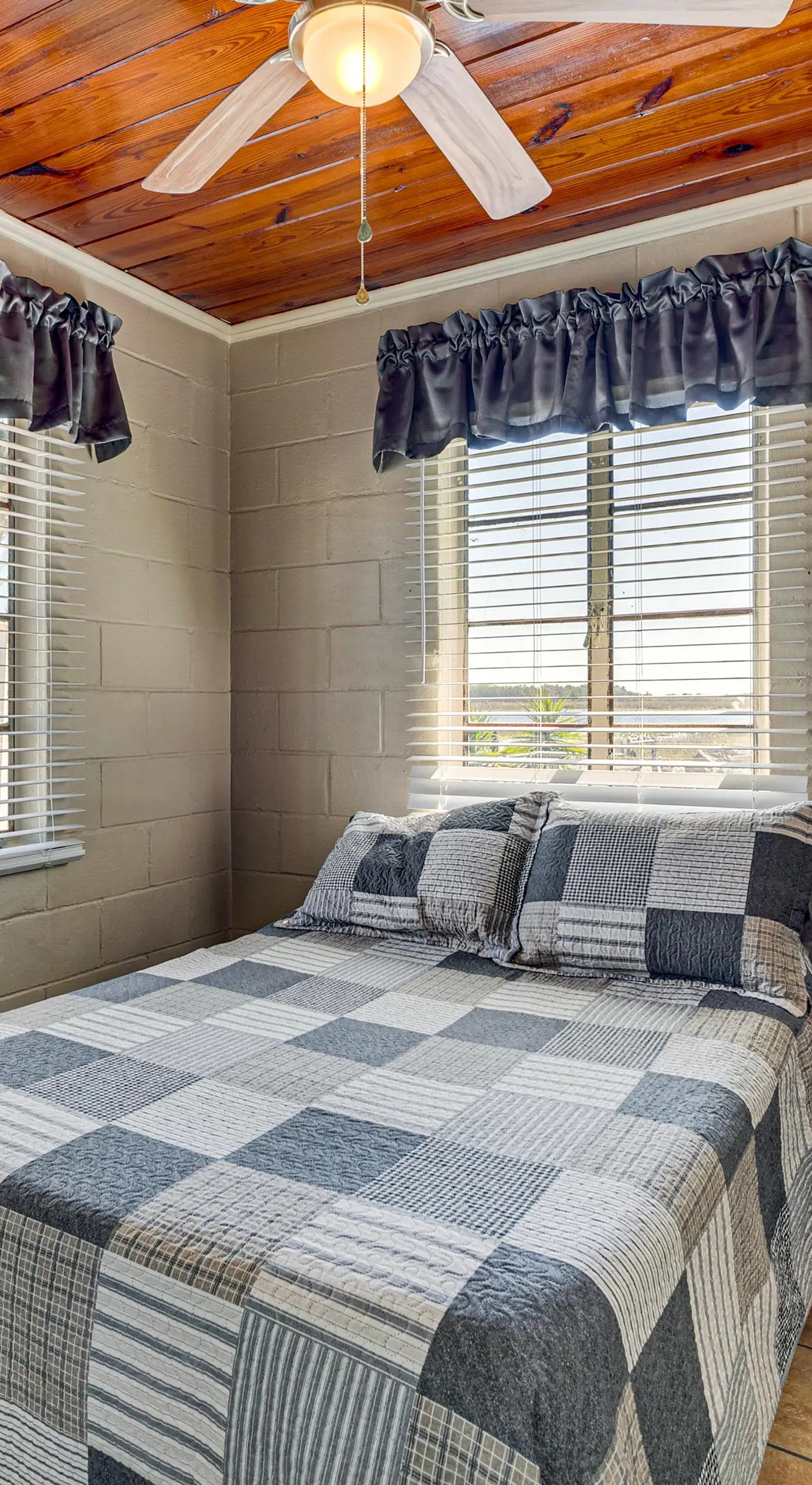 Lake View, Pool Access! Pet-Friendly Hernando Stay
