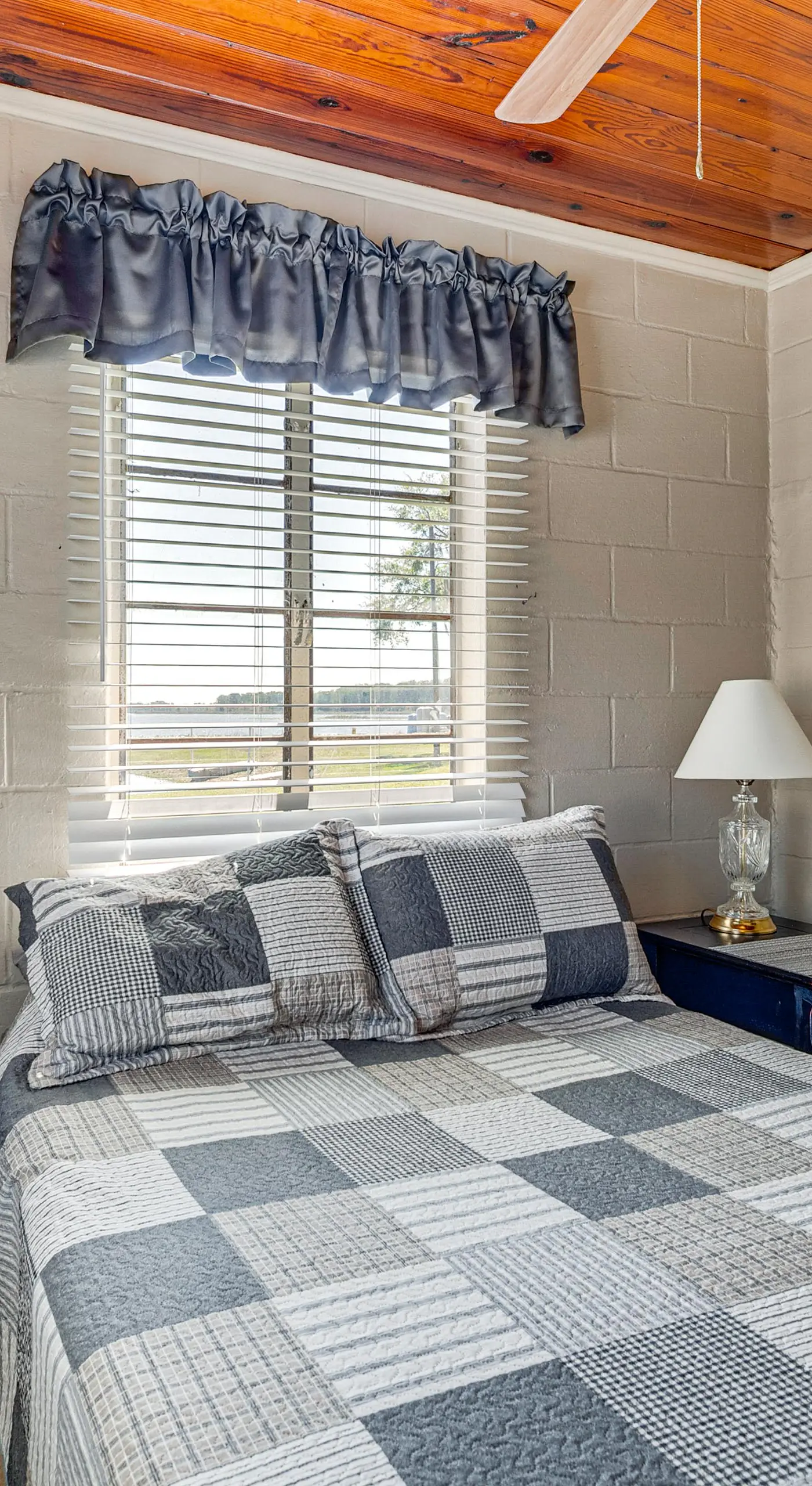Lake View, Pool Access! Pet-Friendly Hernando Stay