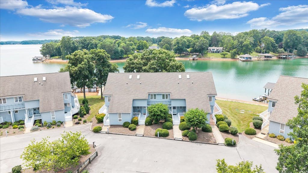 Lake It Up! Townhome in Waterways Community!