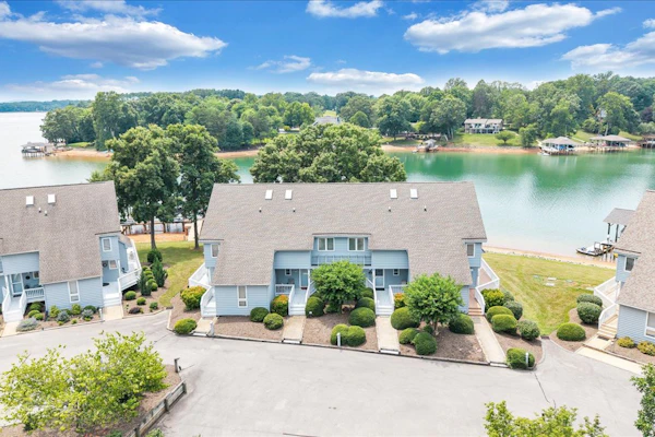 Lake It Up! Townhome in Waterways Community!