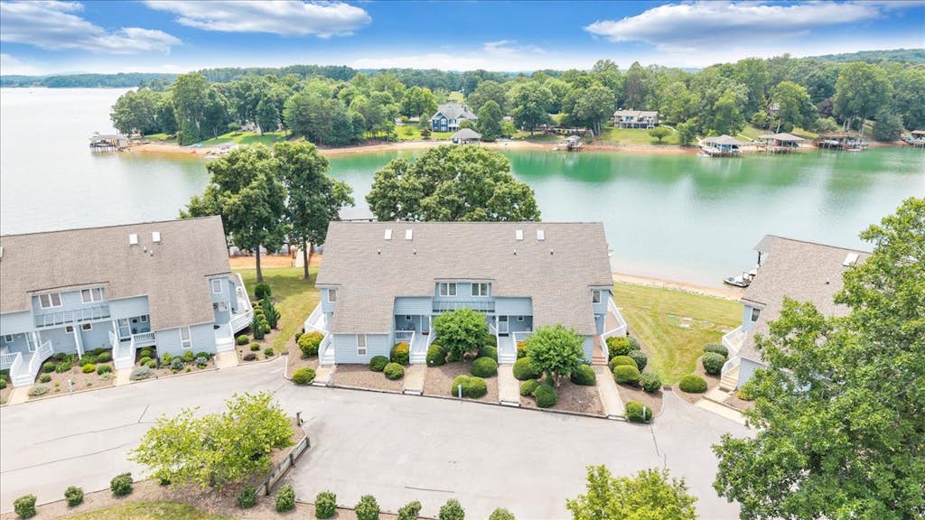 Lake It Up! Townhome in Waterways Community!