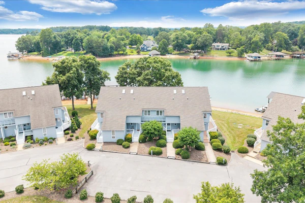 Lake It Up! Townhome in Waterways Community!