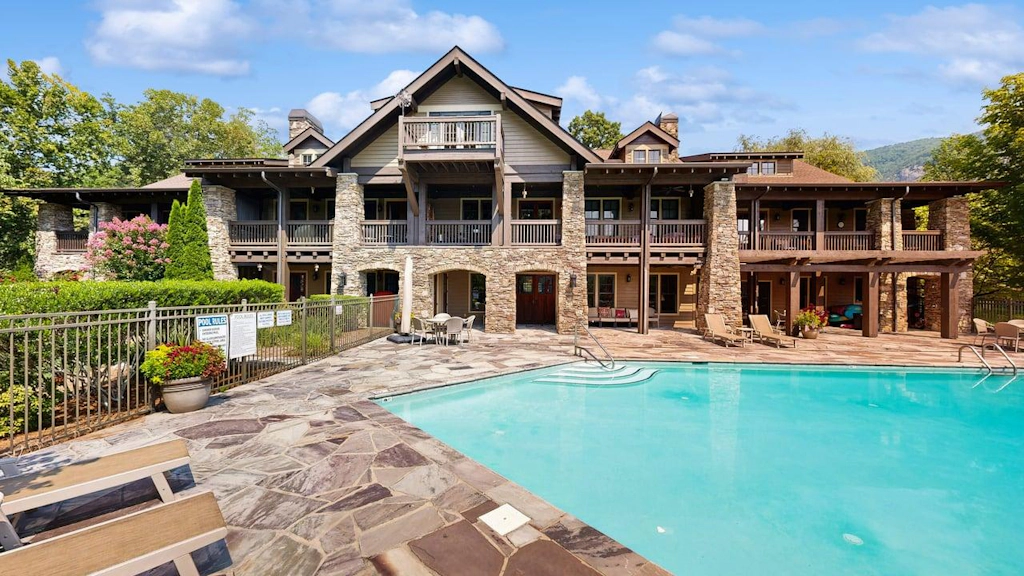 Luxury Lakefront Condo, Gated Community, Mountain & Lake Views, Pool, Dock, & Kayaks