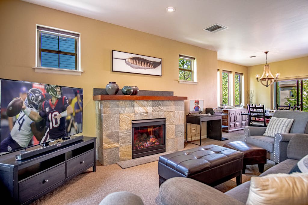 Sweetwater Retreat - Pet Friendly + Pool/Hot Tub