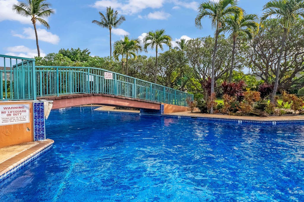 First-floor condo w/ garden view lanai, pool, hot tub, tennis courts and close to the ocean!