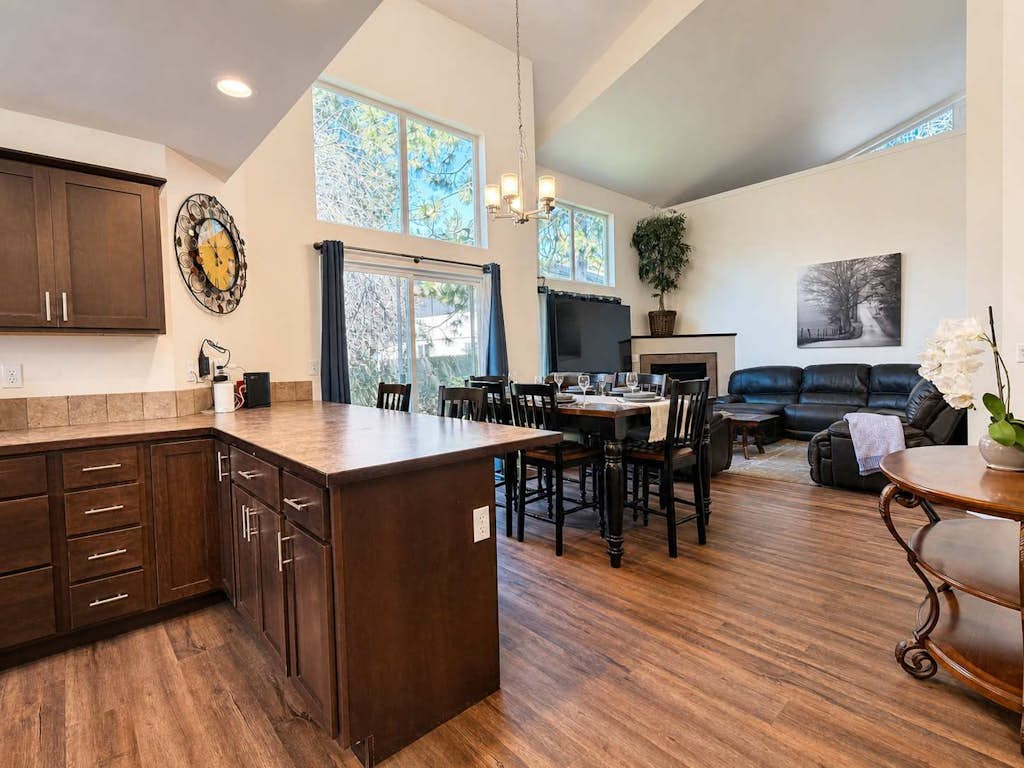 Welcome to Midtown Haven, a spacious 3-bedroom, 3-bath townhouse in the heart of Midtown Coeur d'Alene. Sleeps 8 across 4 beds, with a dedicated workspace perfect for remote work. Enjoy a full kitchen with gas stove and dishwasher, in-unit washer/dryer, 65" HDTV with Roku, and fast WiFi. Walk to downtown Coeur d'Alene, just 0.7 miles to the CDA Resort. Comfortable, well-equipped, and centrally located for your Coeur d'Alene stay.