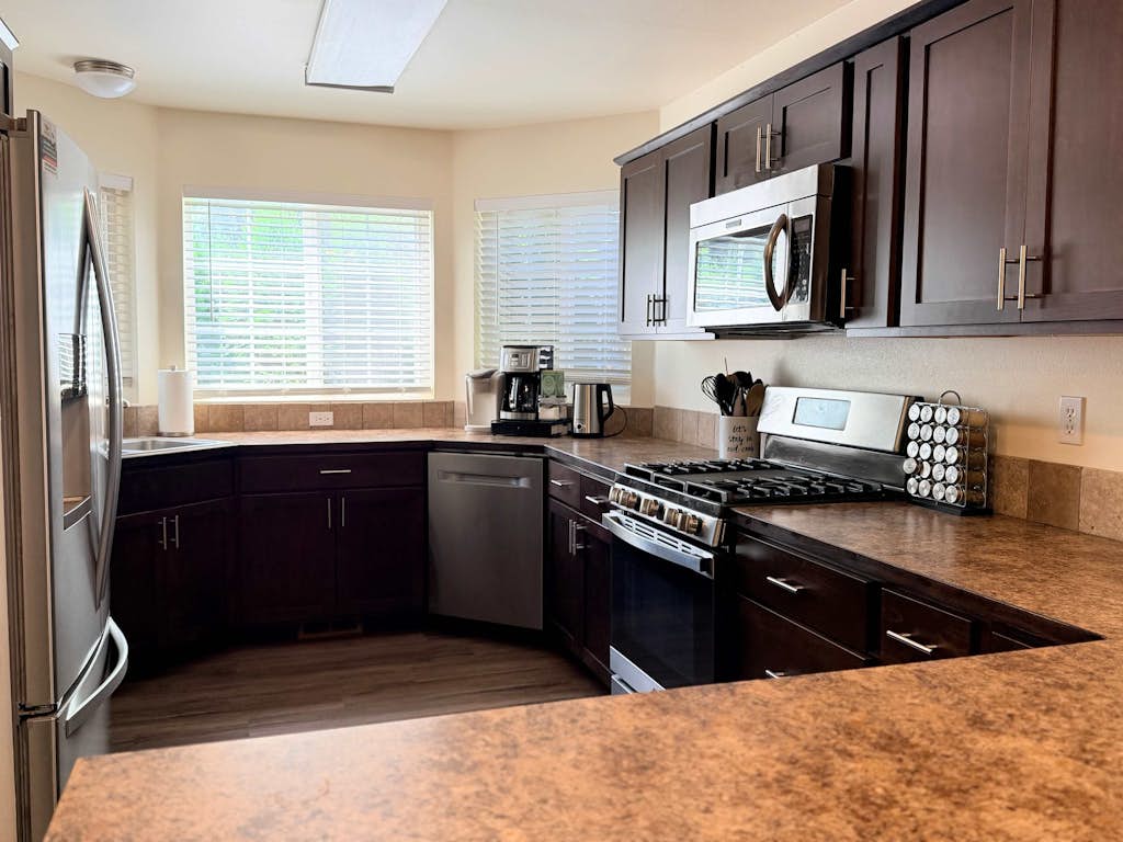 Welcome to Midtown Haven, a spacious 3-bedroom, 3-bath townhouse in the heart of Midtown Coeur d'Alene. Sleeps 8 across 4 beds, with a dedicated workspace perfect for remote work. Enjoy a full kitchen with gas stove and dishwasher, in-unit washer/dryer, 65" HDTV with Roku, and fast WiFi. Walk to downtown Coeur d'Alene, just 0.7 miles to the CDA Resort. Comfortable, well-equipped, and centrally located for your Coeur d'Alene stay.