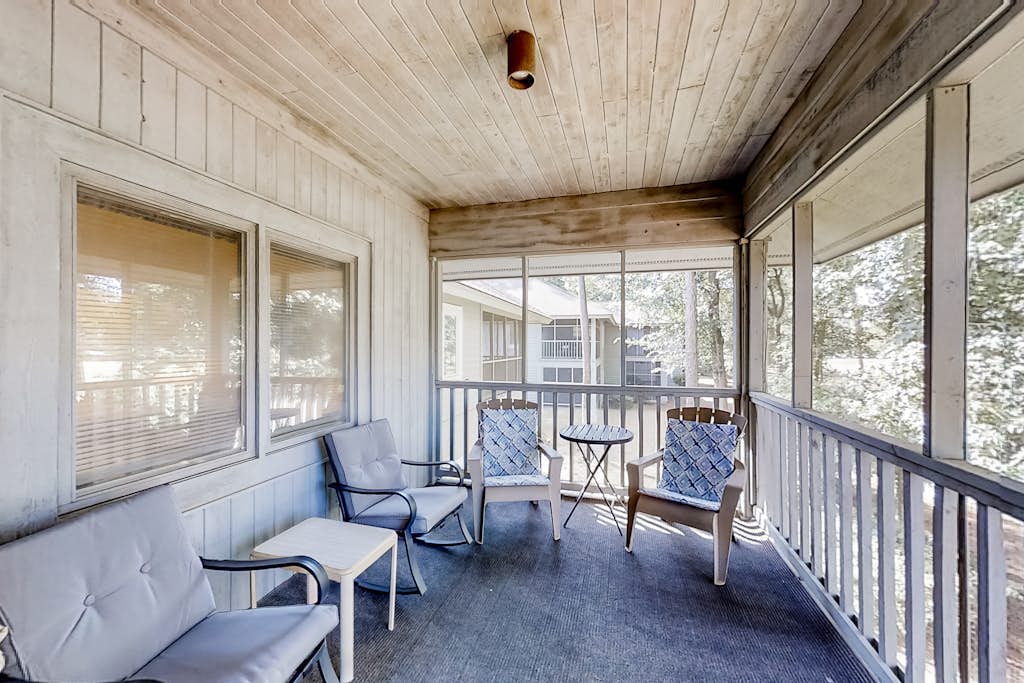 2BR Tidewater Charming condo with on-site golf, pool, and hot tub