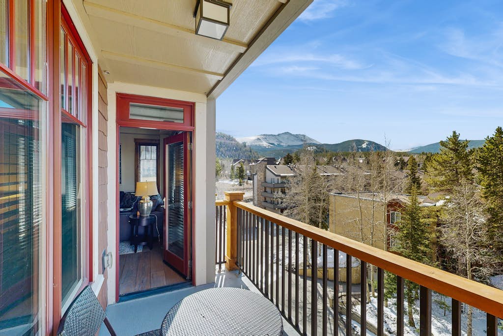 Penthouse condo with gorgeous view, pool, hot tubs & gym - walk to lifts