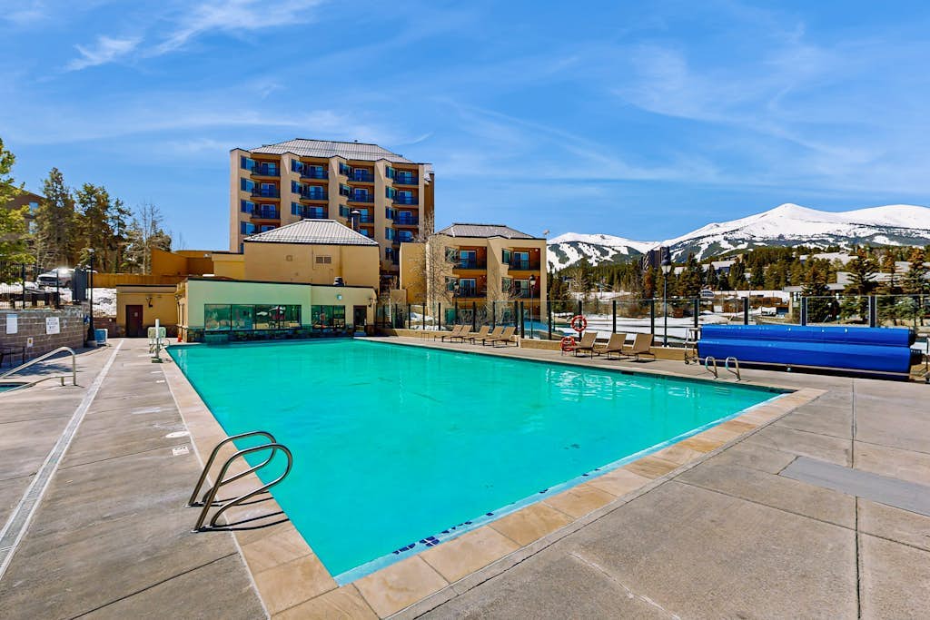 Penthouse condo with gorgeous view, pool, hot tubs & gym - walk to lifts