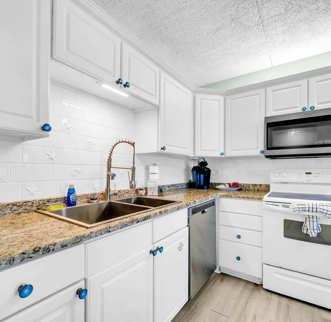 Gulf Front Condo w Pool, Tennis Courts & more!