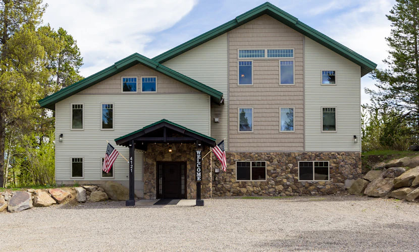The Bear Den Cubby-6Br-7Ba-Hot tub-Sleeps12-BBQ-Firepit-Mountain Views-20m 2 YNP